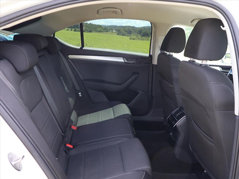 Škoda Superb 2,0 TDI 110kW DSG Xenon CZ - fotka 7 z 28