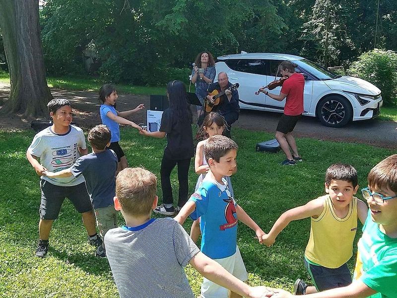 Kia posloužila jako generátor pro koncert v Dětském domově v Broumově.