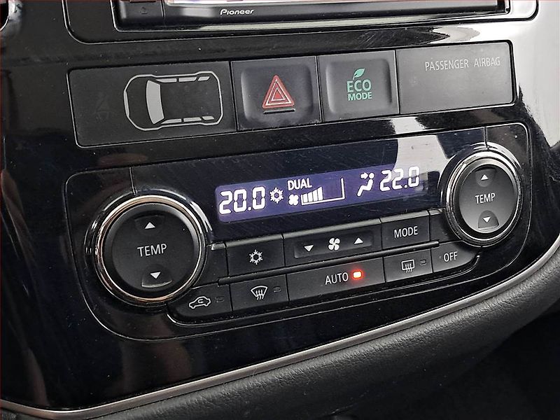 Mitsubishi Outlander (2014) 2.2 DI-D, 4X4, Automat - fotka 17 z 23