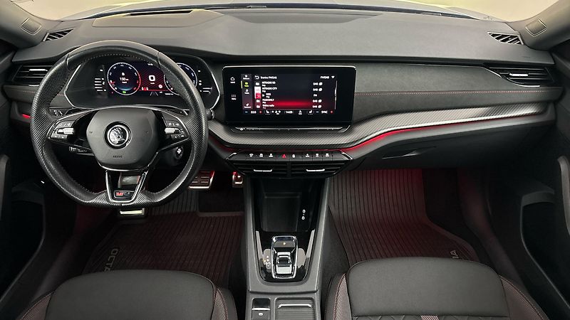 Škoda Octavia 2.0 TSI DSG RS - fotka 8 z 27