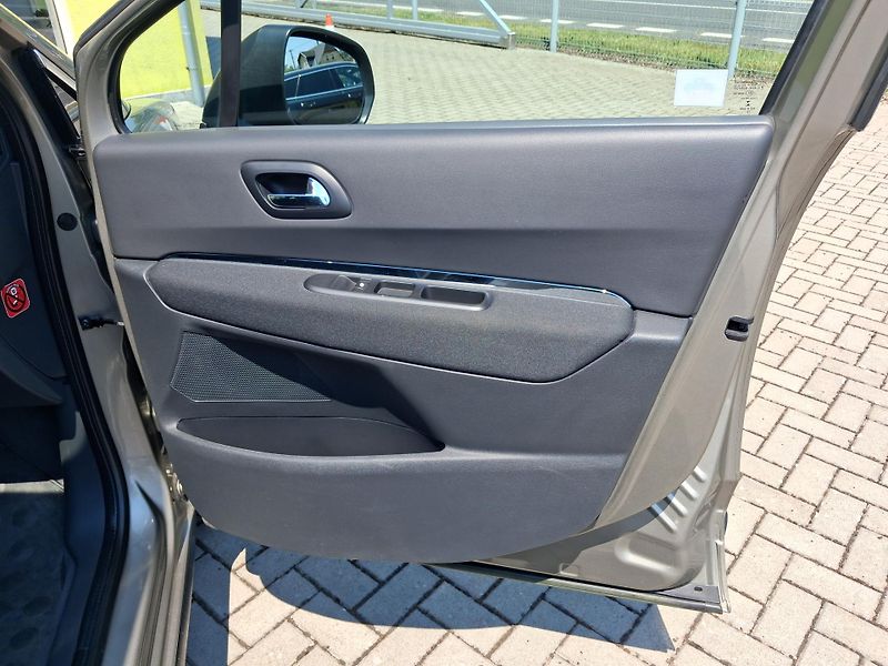 Peugeot 3008 (2013) 1,6HDi ČR  1.MAJITEL 2xKOLA - fotka 22 z 39