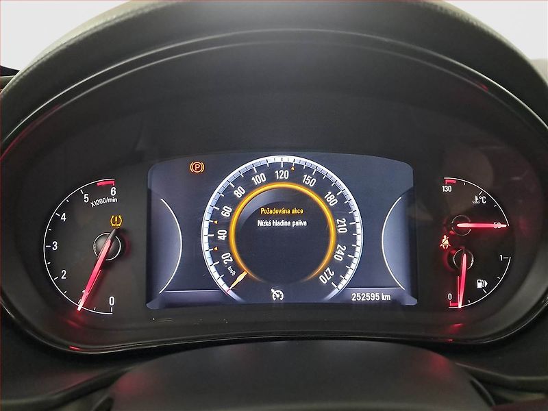 Opel Insignia (2015) 2.0 CDTI, Navi, Xenony - fotka 11 z 17