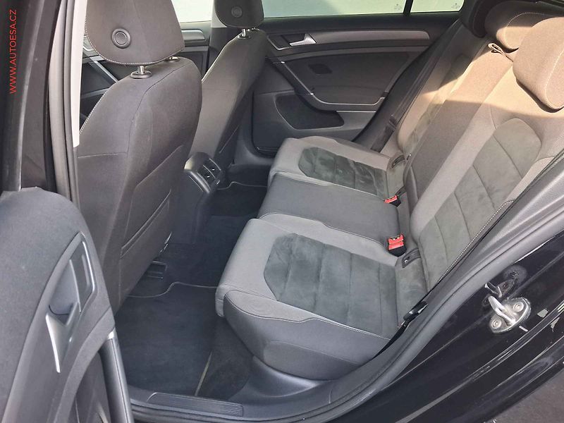 Volkswagen Golf (2020) 2.0 TDi, R-Line, DSG, navi - fotka 10 z 20