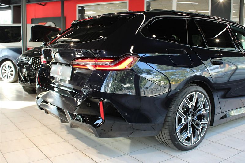 BMW Řada 5 520d xDrive M Sport Pro DAProf - fotka 8 z 35