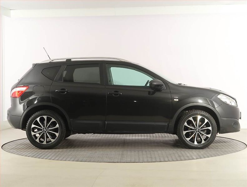 Nissan Qashqai (2011) 1.5 dCi, Navi, Tempomat - fotka 6 z 19