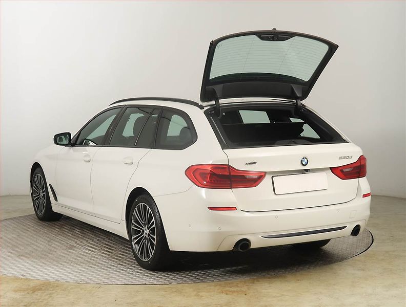 BMW Řada 5 (2019) Sport Line 530d xDrive - fotka 26 z 26