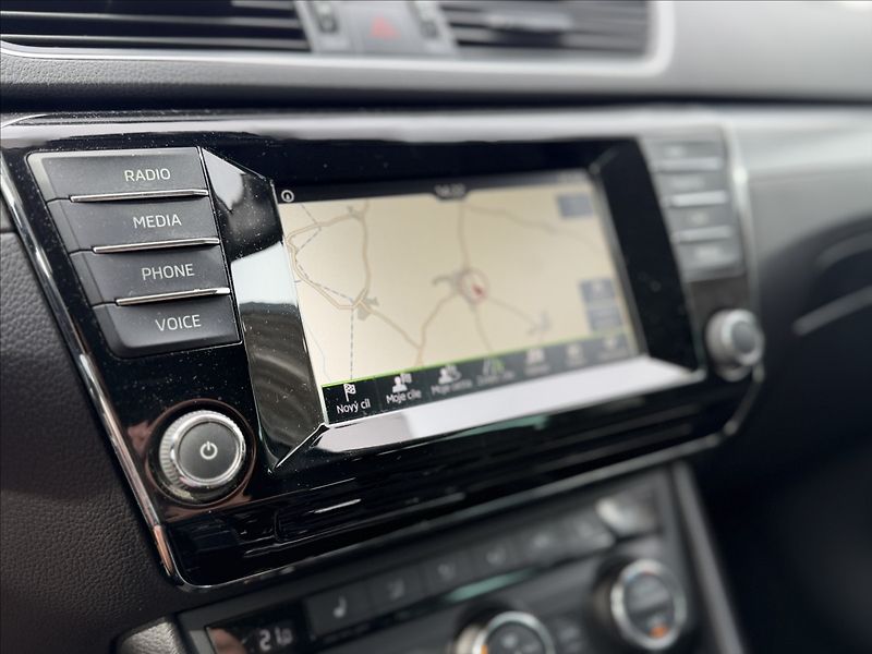 Škoda Superb 2,0 140kW DSG NAVI EL.KUFR - fotka 21 z 34