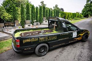 Pohřební automobil pořadatelů závodu Gumbalkan, 4. července 2025, Ostrava.