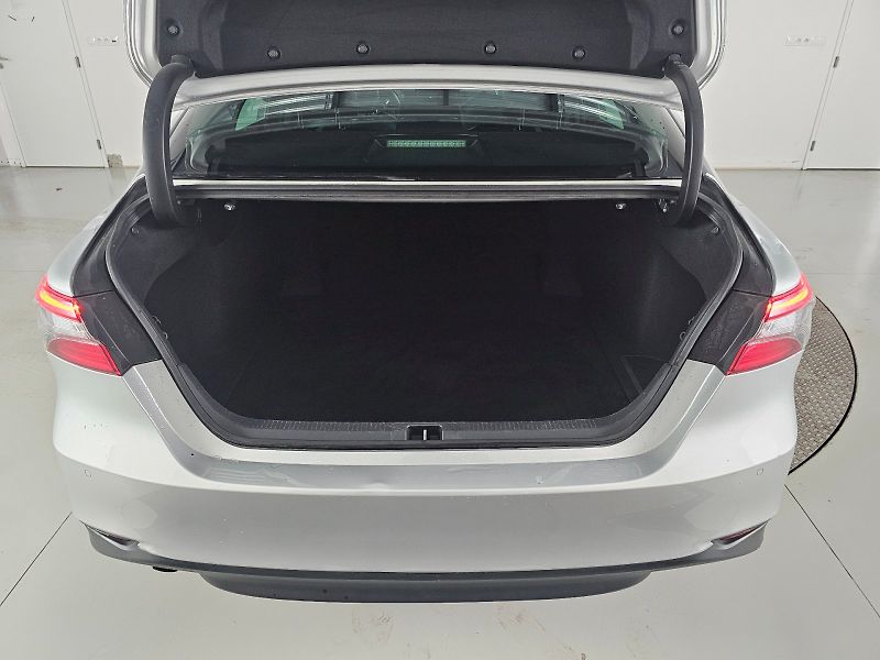 Toyota Camry (2023) 2.5HEV 218k PRESTIGE - fotka 32 z 32