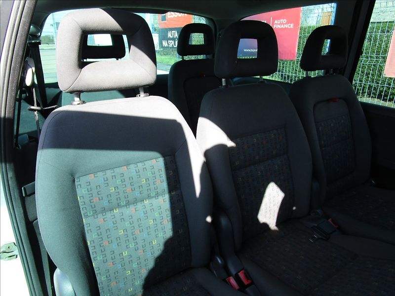Volkswagen Sharan 1.9TDi aut. klima, 7 míst - fotka 22 z 43
