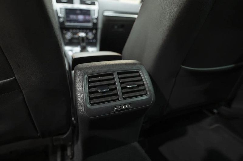 Volkswagen Golf GTI Performance 2.0 169 kW - fotka 28 z 36