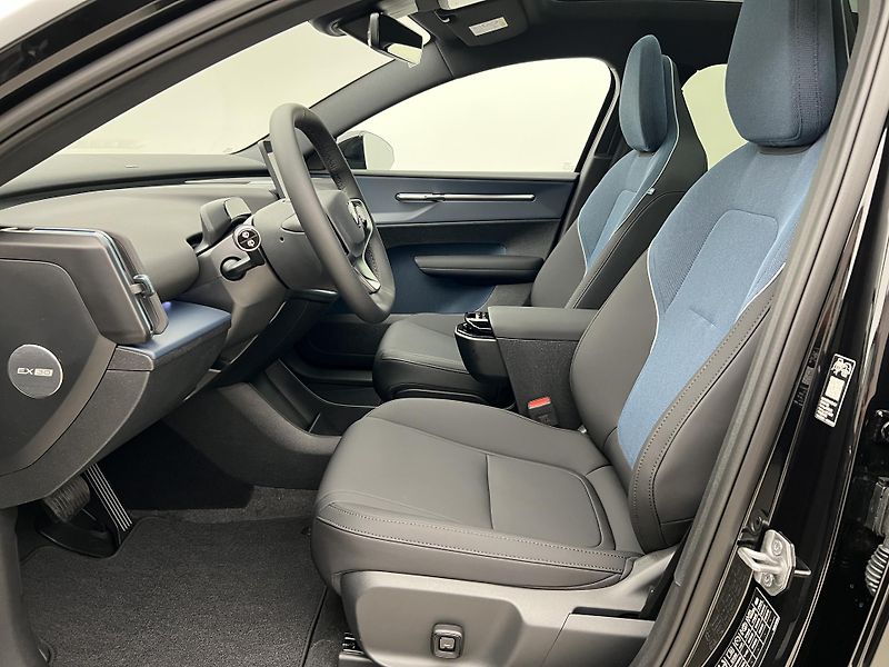 Volvo EX30 (2026) P8 AWD electric ULTRA BLACK  - fotka 3 z 49