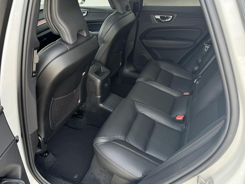 Volvo XC60 T8 AWD ULTIMATE // REZERVACE - fotka 26 z 45