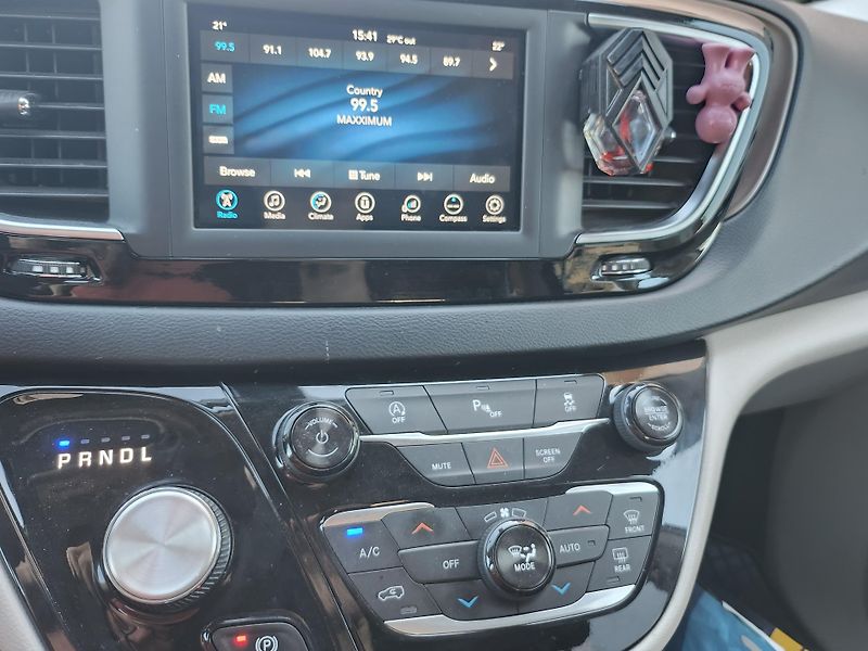 Chrysler Pacifica (2018)  Touring L, 8 míst, LPG, TZ - fotka 13 z 38