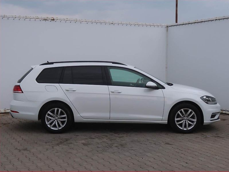 Volkswagen Golf (2020) Comfortline 1.5 TSI, Navi - fotka 6 z 17