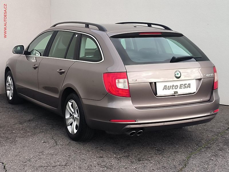 Škoda Superb (2011) 2.0TDi, ČR, Xenon - fotka 6 z 17