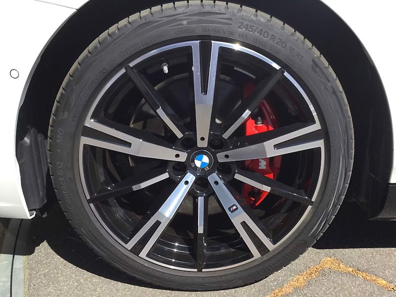 BMW i5 xDrive40 M-Sport Pro Pano HuD - fotka 9 z 19