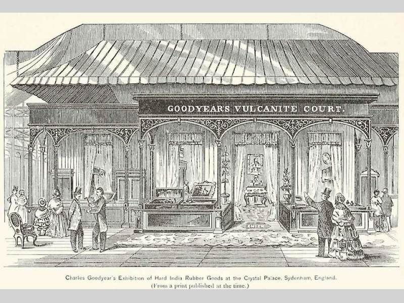 Charles Goodyear objevil vulkanizaci kaučuku, díky které vznikla guma využívaná i na výrobu pneumatik.