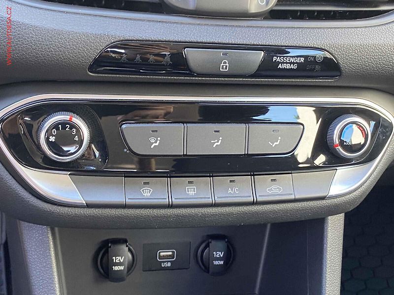 Hyundai i30 (2021) 1.6 CRDi, 1.maj,ČR, AC, park - fotka 14 z 16