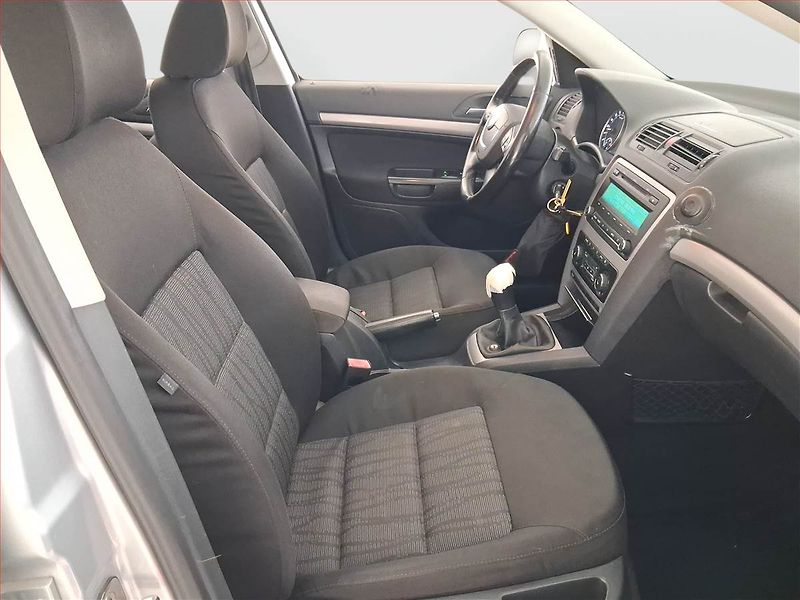 Škoda Octavia (2011) Elegance 1.6 TDI, Serv.kniha - fotka 9 z 19