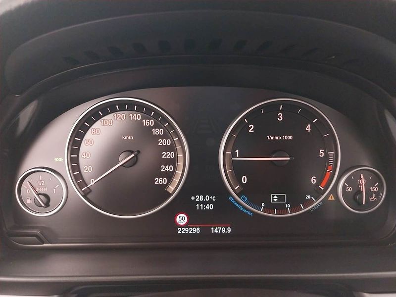 BMW Řada 5 (2013) 520d, Kůže, Navi, Bi-Xenony - fotka 11 z 21