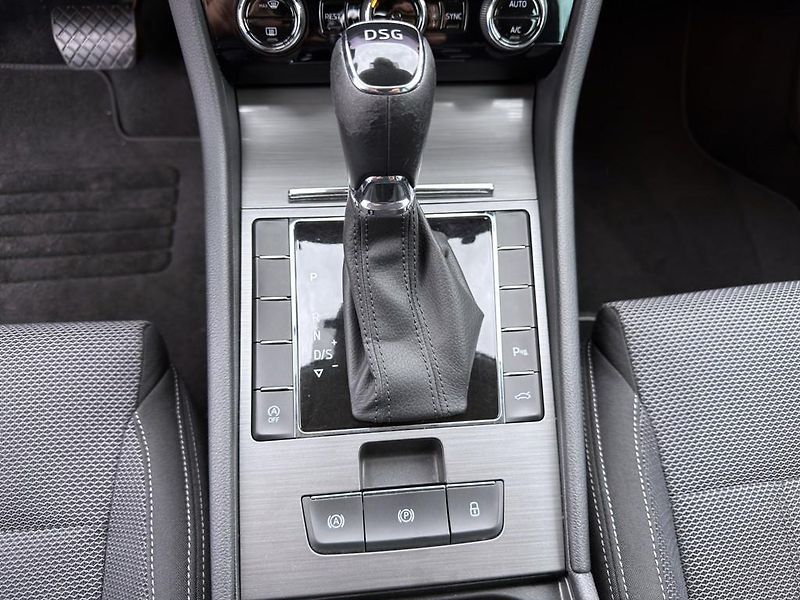 Škoda Superb 2.0 TDI 110 kW DSG, navigace - fotka 15 z 21