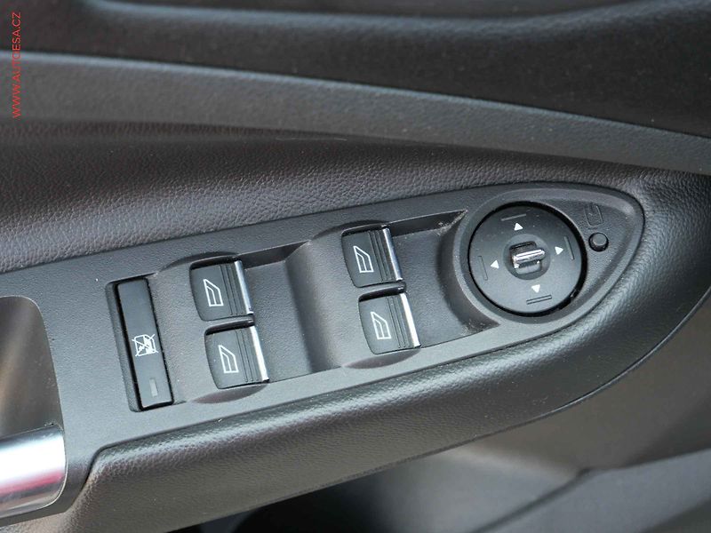 Ford Kuga (2013) 2.0 TDCi 4x4, AT, navi, kůže - fotka 12 z 20