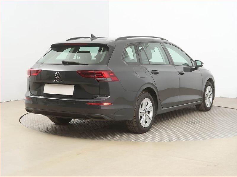 Volkswagen Golf (2023) Life 1.5 TSI, ČR,1.maj - fotka 5 z 18