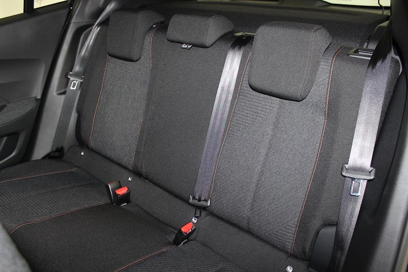Peugeot 2008 (2025) STYLE PureTech 100 S&S MAN6 - fotka 16 z 17