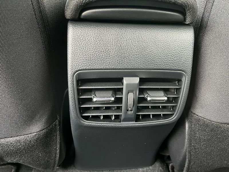 Toyota Corolla 1,8 HEV, Comfort Tech - fotka 21 z 23