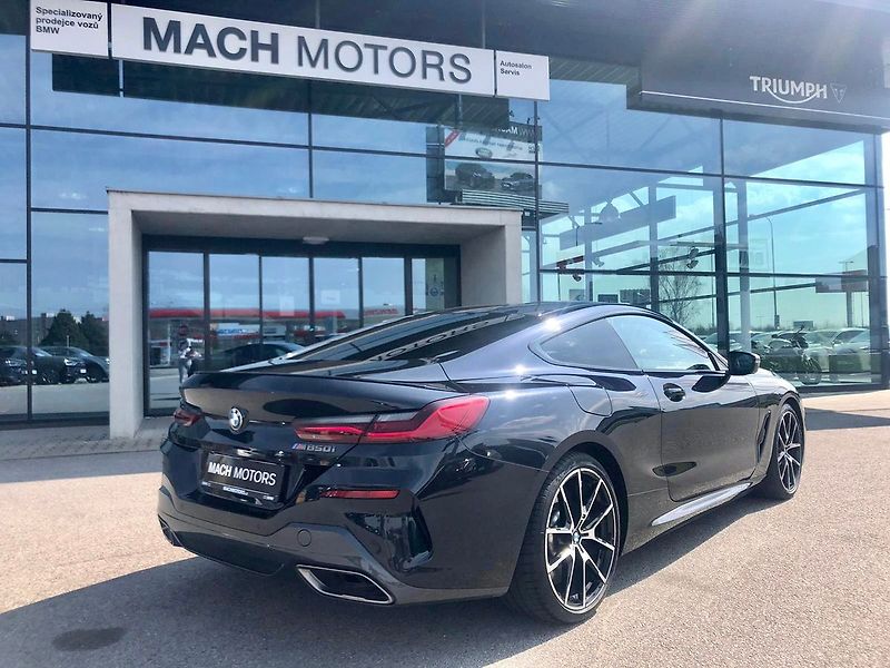 BMW Řada 8 (2025) M850i xDrive Coupé 08/2025 - fotka 2 z 15