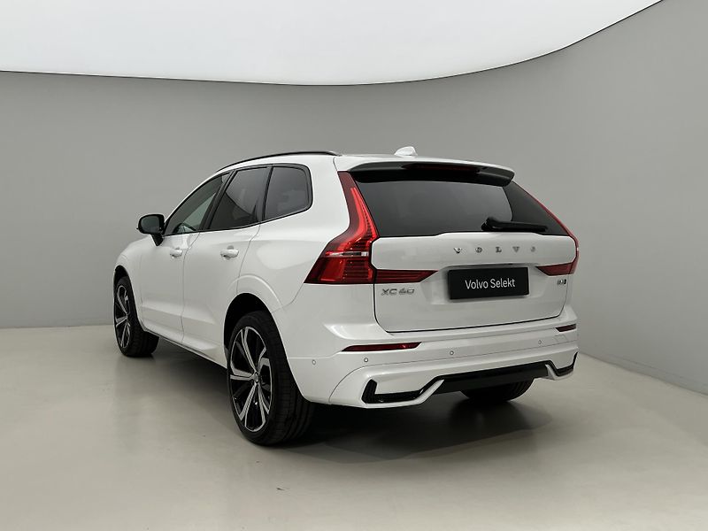 Volvo XC60 B5 AWD ULTIMATE DARK AUT  - fotka 11 z 47