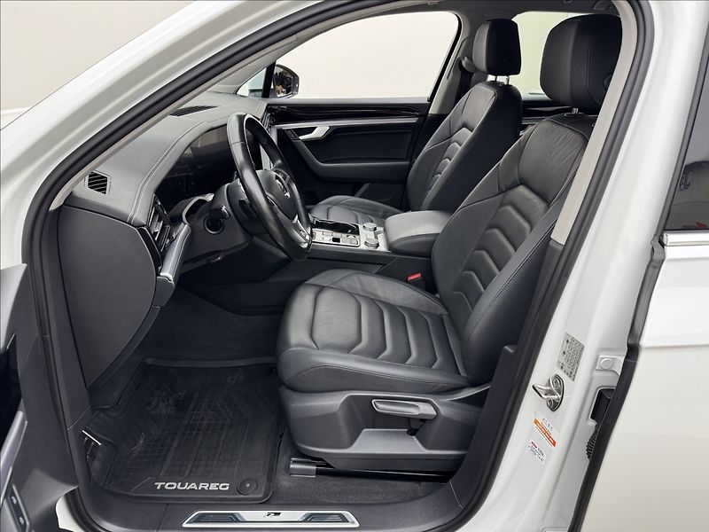 Volkswagen Touareg 3,0 R-LINE VZDUCH NV MATRIX ČR - fotka 39 z 48
