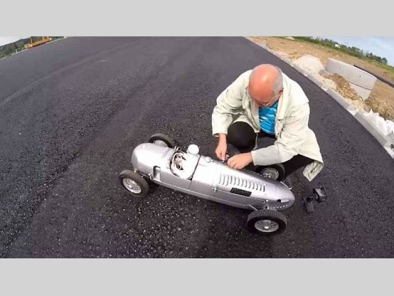 Funkční model motoru V16 v měřítku 1:3.