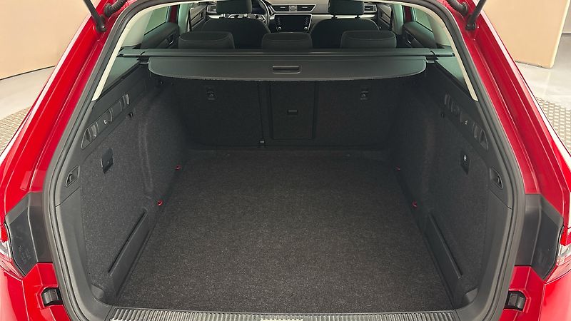 Škoda Superb 2.0 TDI DSG Style Combi - fotka 17 z 26