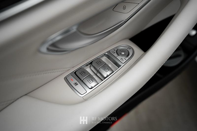 Mercedes-Benz Třídy E (2022) AMG E63 S 4MATIC 450kW - fotka 38 z 56