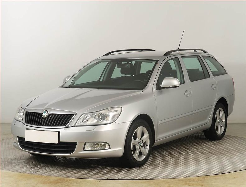 Škoda Octavia (2011) Ambiente Plus 2.0 TDI, Xenony - fotka 2 z 18