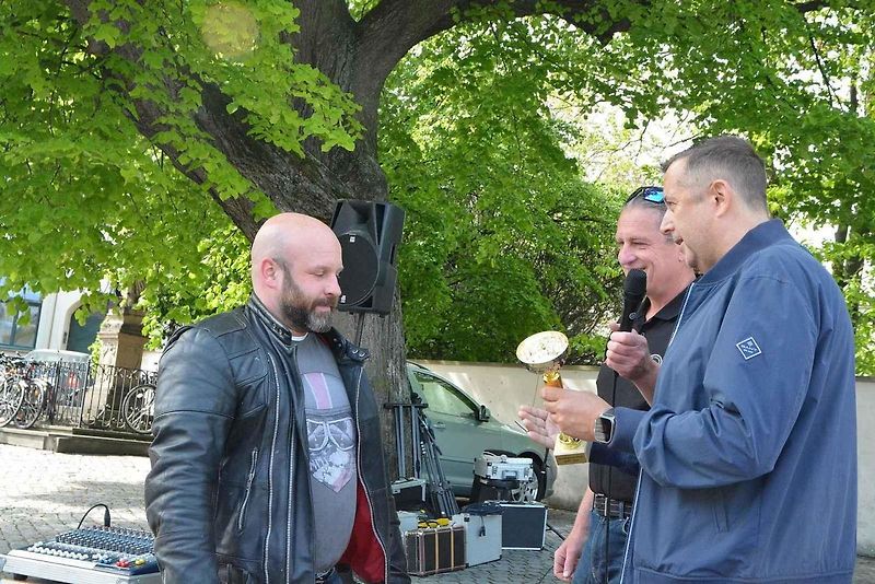Stovka nablýskaných motocyklů a automobilů předválečné a meziválečné éry vyrazila v neděli z Horního náměstí v Přerově na spanilou jízdu regionem. Nejstarší účastnicí byla osmaosmdesátiletá Libuše Šulcová, která na trasu vyrazila na motocyklu BSA 770 se s