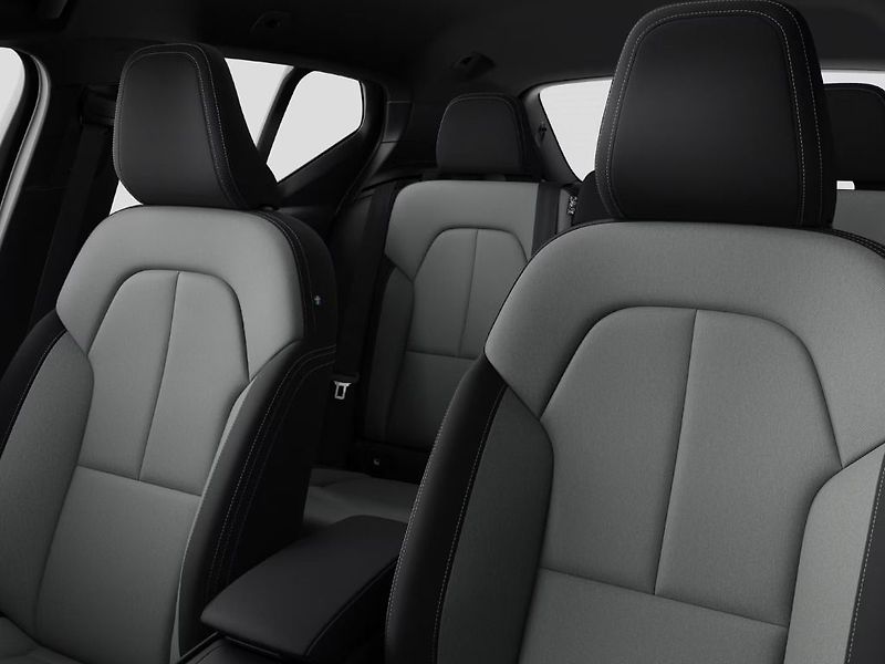 Volvo XC40 PLUS B3 FWD 120kW - fotka 7 z 11