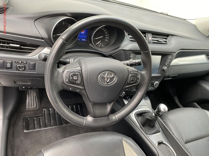 Toyota Avensis (2016) 2.0 D-4D, Sport, kůže, +ALU - fotka 12 z 18