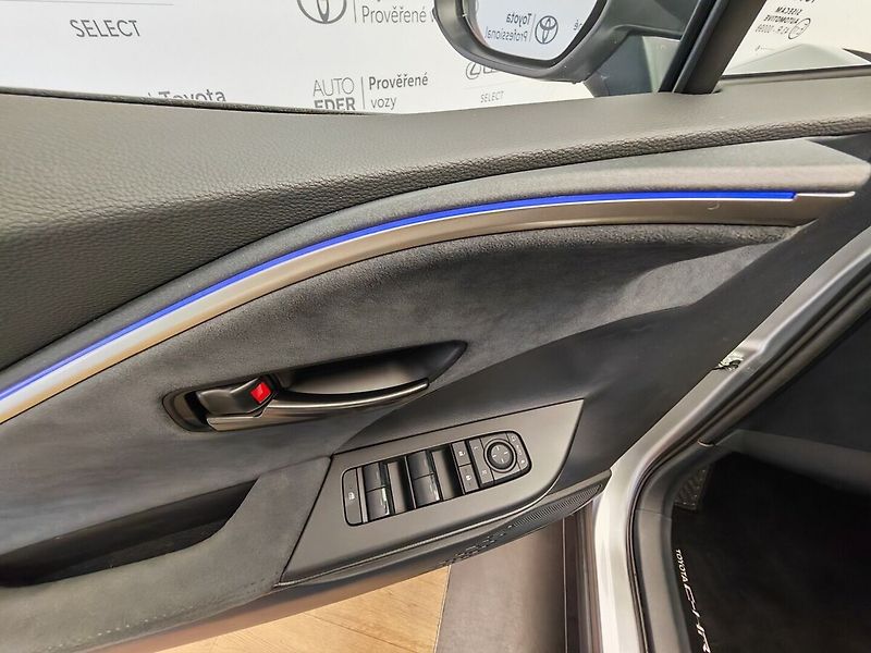 Toyota C-HR 2.0 Plug - in Hybrid ( 220k ) - fotka 19 z 37