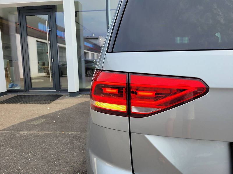 Volkswagen Touran 1.5 TSI DSG R-Line 7míst TAŽNÉ - fotka 8 z 50