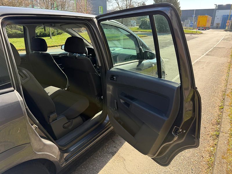 Opel Zafira 1,6 16V 7- místný + pneu  - fotka 15 z 24