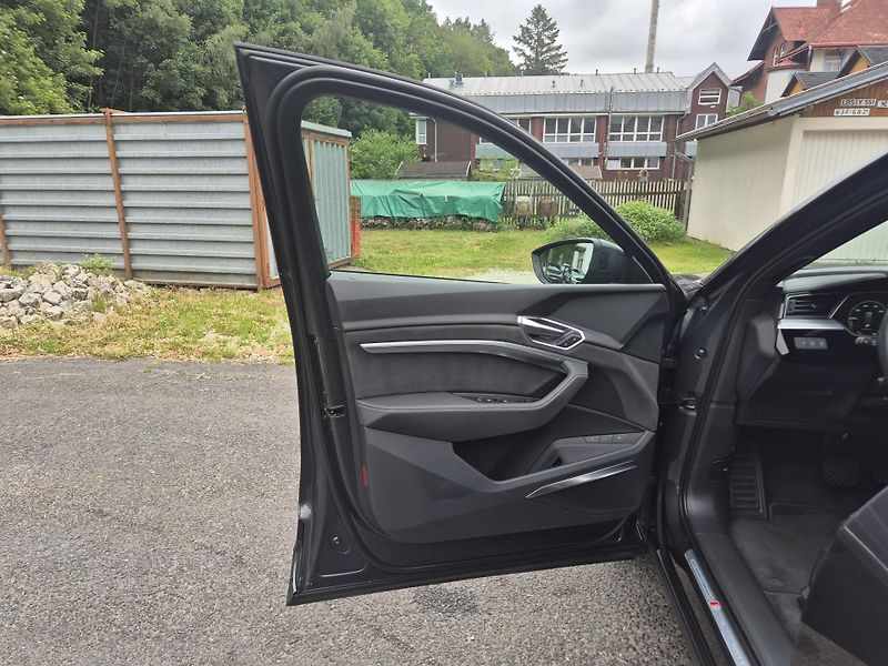 Audi e-tron 55 QUATTRO 300kw 21ALU - fotka 35 z 48