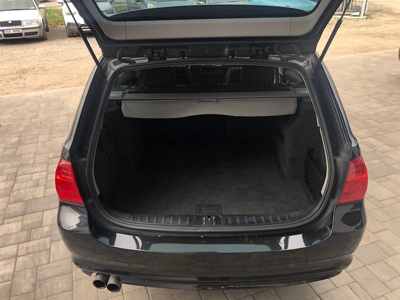 BMW Řada 3 (2010) 330 xDrive 180 kW, automat - fotka 24 z 29