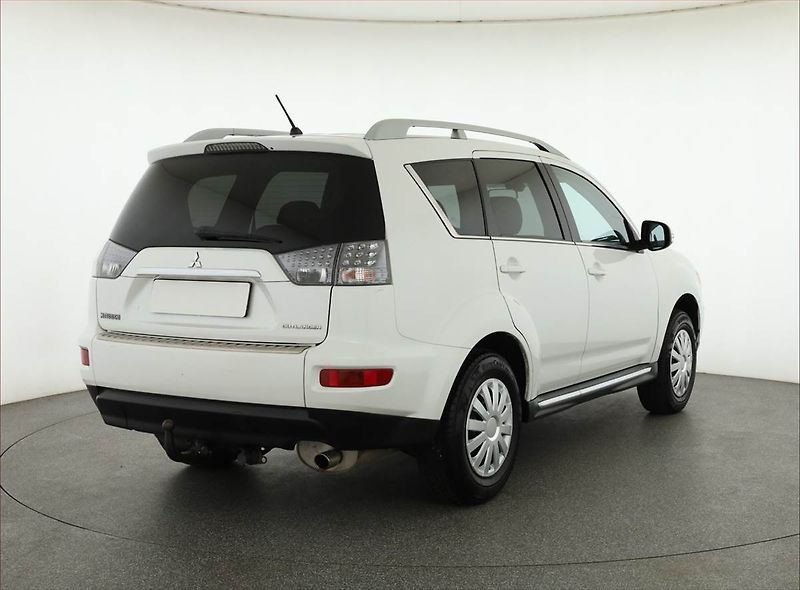 Mitsubishi Outlander (2010) 2.0, po STK, Tažné, rezervace - fotka 5 z 13