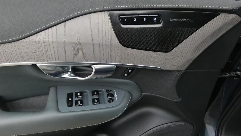 Volvo XC90 B5 AWD Inscription Auto 7míst - fotka 9 z 26