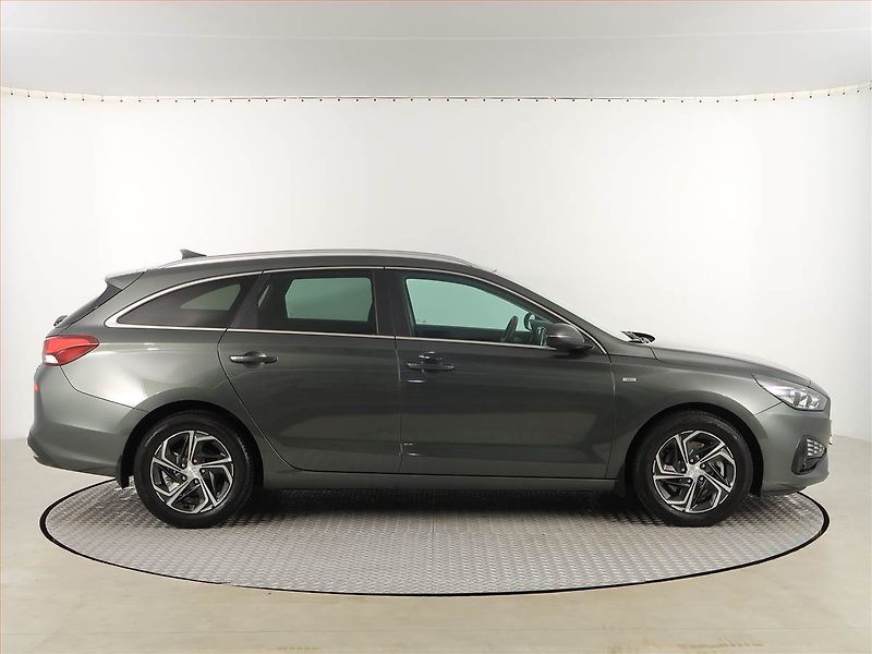 Hyundai i30 (2022) 1.5 T-GDI MHEV, Serv.kniha - fotka 6 z 17