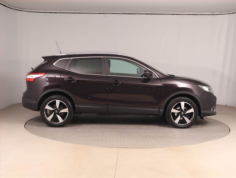 Nissan Qashqai (2015) 1.2 DIG-T, ČR,1.maj - fotka 6 z 15
