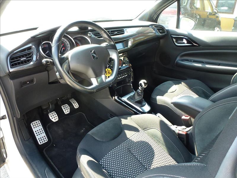 Citroën DS3 1,6 16V VTi THP SportChic - fotka 18 z 49